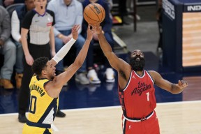 PG- 独行侠观众热烈欢呼！，巴特勒迎来十二赛季出色发挥气势如虹延续